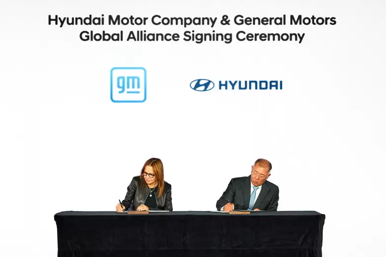 El acuerdo fue firmado por Mary Barra de GM y Euisun Chung de Hyundai.