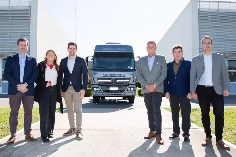 Mercedes-Benz Camiones y Buses hizo entrega de un camin a la Fundacin Profesional para el Transporte.