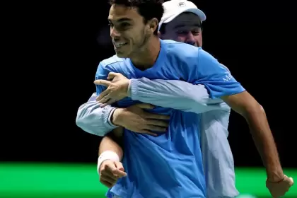 El festejo de Francisco Cerndolo con el capitn Guillermo Coria tras ganarle a Jack Draper