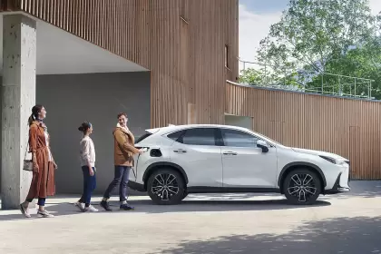 El Lexus NX 450h+ llega a la Argentina.