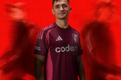 El delantero Pablo Solari con la nueva camiseta alternativa de River