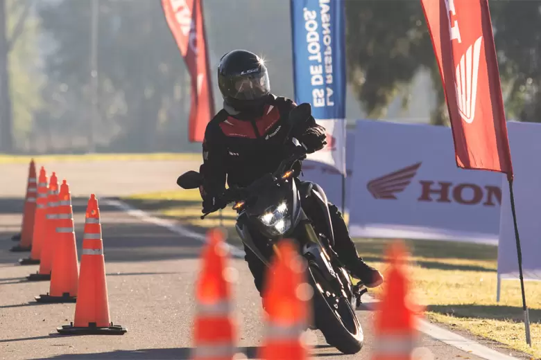 La marca realiza clnicas de manejo de motos con foco en la seguridad vial.