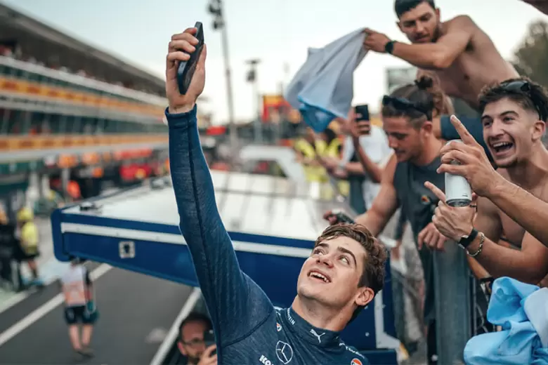 Franco Colapinto junto a los hinchas argentinos tras el  Gran Premio de Italia, en Monza.