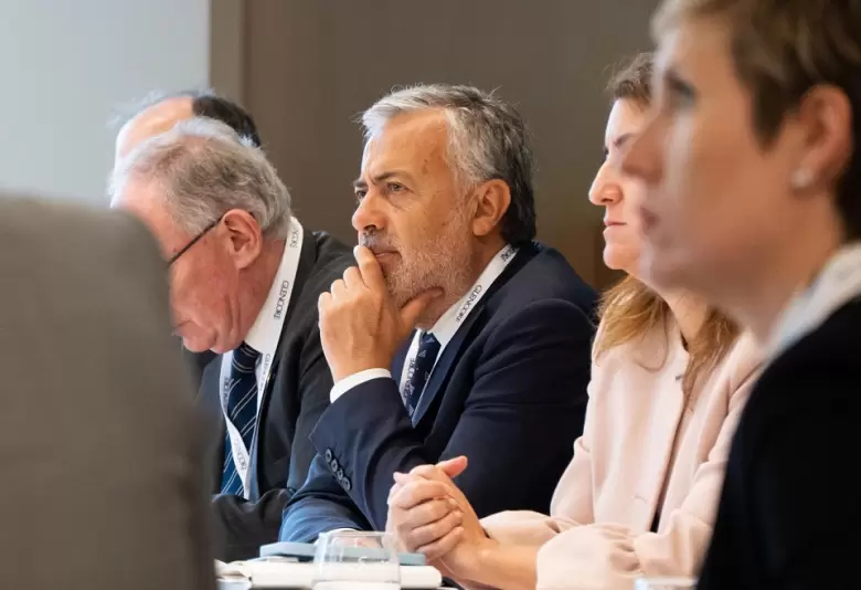El gobernador Alfredo Cornejo reunido con empresarios extranjeros interesados en el cobre mendocino