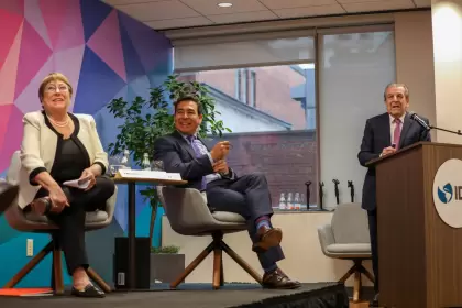 ¿Te imaginás si Cristina, Macri, Alberto Fernández y Milei escribieran un libro juntos? En Chile fue posible