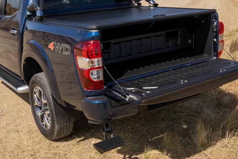 Escalón trasero retráctil y tapa de caja roller para la Alaskan Iconic, la más equipada.