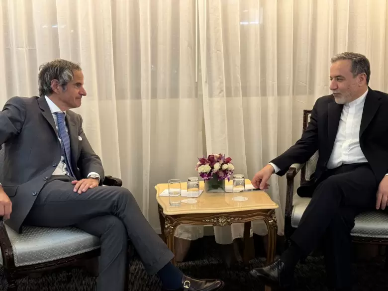 Grossi con el canciller de Irán, Seyed Abbas Araghchi
