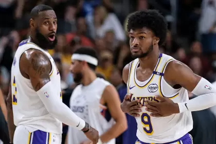 LeBron James y su hijo Bronny entraron en la historia de la NBA