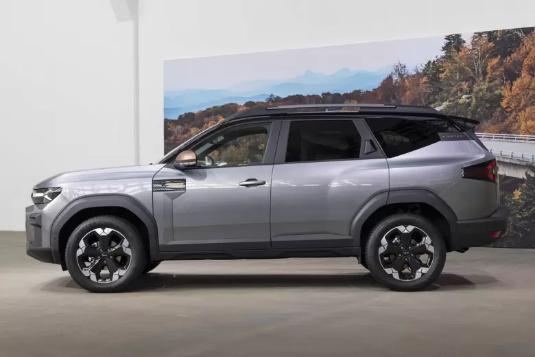 La Dacia Bigster mide 4.57m de largo por lo que es un jugador que compite más arriba del segmento B.
