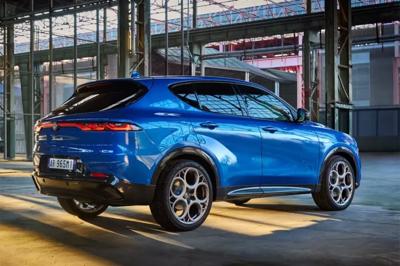 El Tonale llega importado desde Italia en dos versiones, ambas electrificadas.