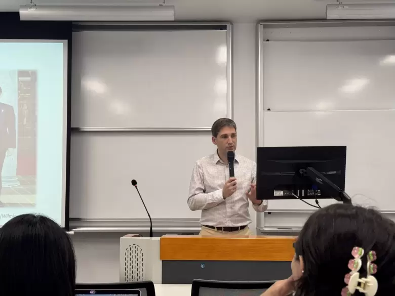 Giusto, dando clases en el Master of China Studies de la Zhejiang University.
.