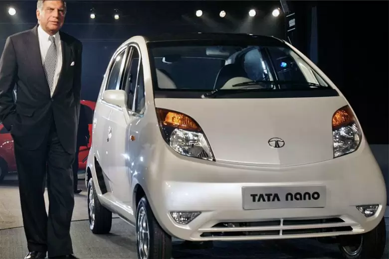 Ratan Tata junto a una de sus creaciones más ambiciosas, el Nano que no tuvo éxito el comercial esperado.