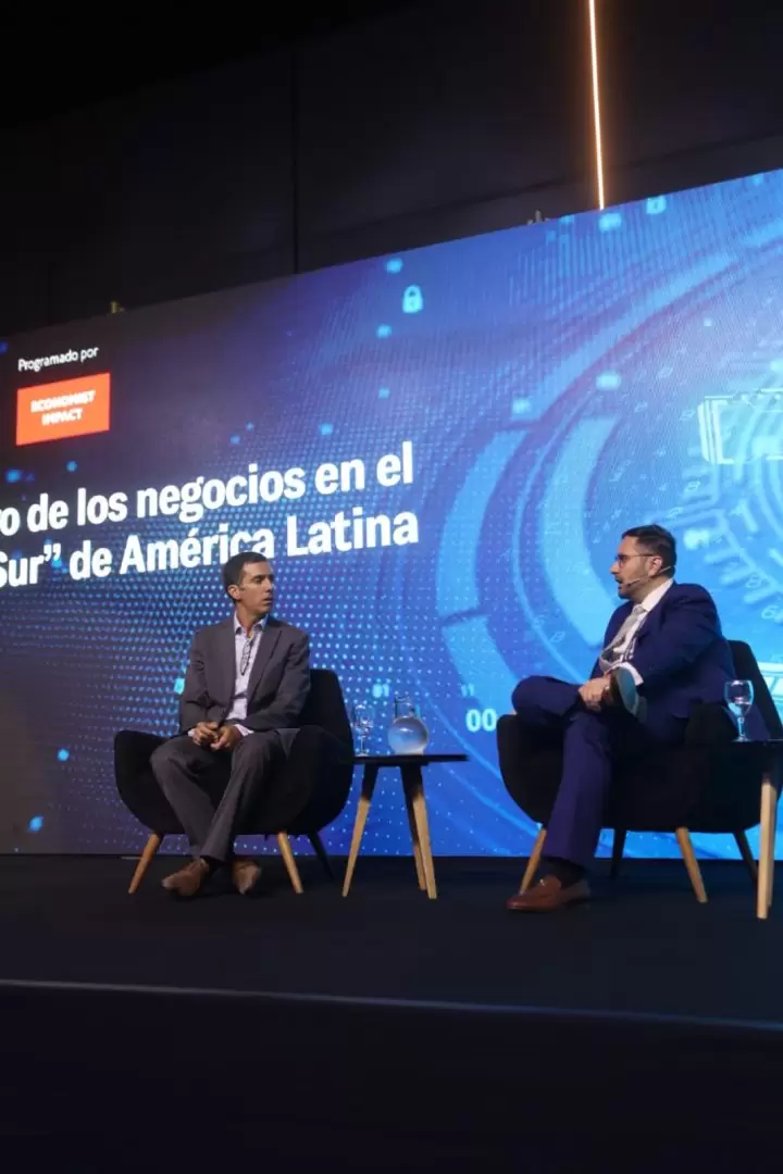 Tomasevich en el evento de The Economist Impact y Puente