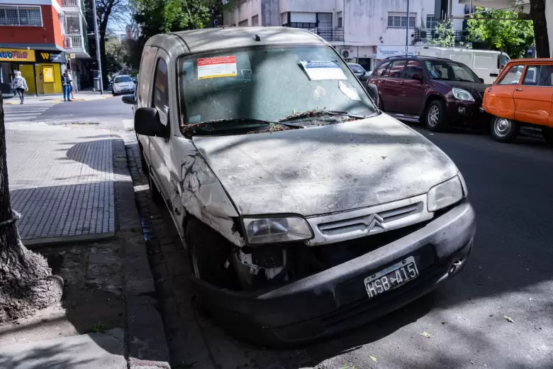 Los autos abandonados son un peligro para la salud, la seguridad y el ambiente.