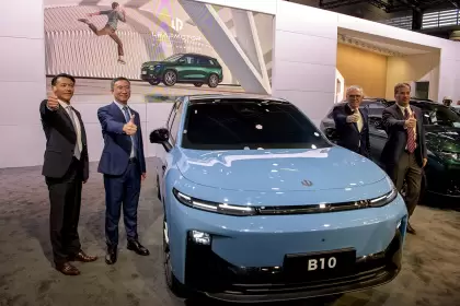 La marca china de autos eléctricos de Stellantis debutó en el Salón de París
