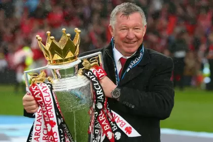 Ferguson, con el trofeo de la Premier League