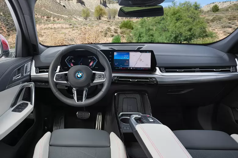 Estos modelos incorporan la consola con la disposición BMW Curved Display.