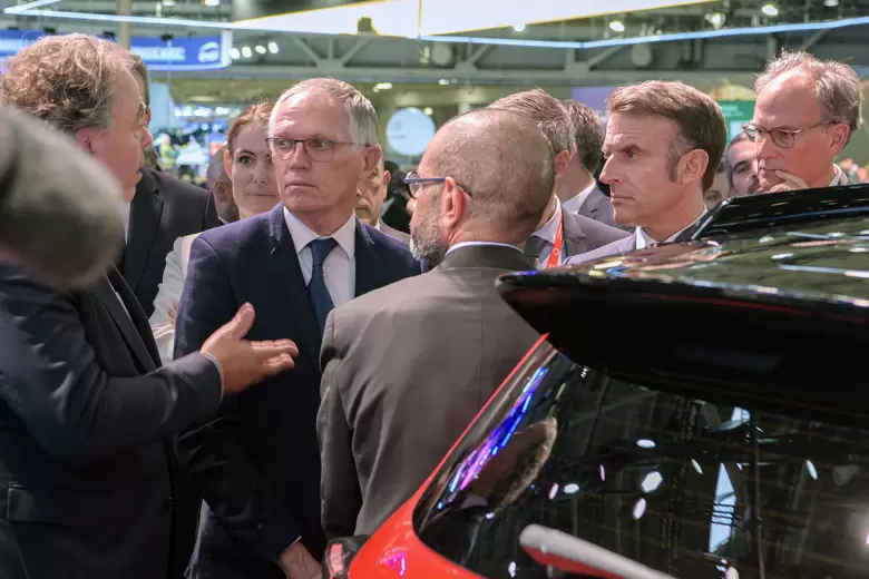 El presidente francés, Emmanuel Macron recorrió el lunes el Salón de París.