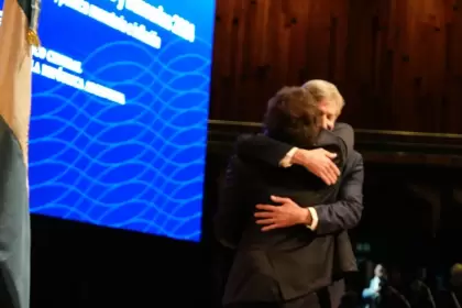 Milei en el cierre de las Jornadas Monetarias y Cambiarias 2024: fuerte abrazo con Santiago Bausili.