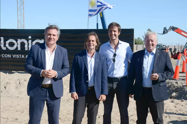 El Intendente de Colonia Carlos Moreira Reisch y el presidente Luis Lacalle Pou junto a Eduardo Bastitta, CEO de +Colonia.
