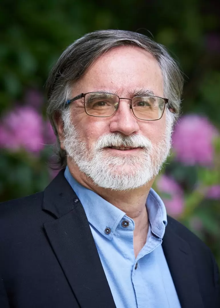 Pierre Ostiguy nació en Quebec, en Canadá, y desde su adolescencia se interesó por la política de América Latina