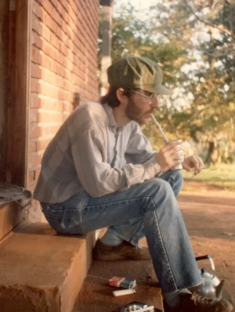 Pierre Ostiguy tomando mate en Argentina, en 1985.