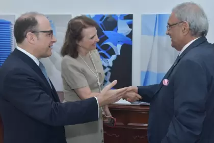 El embajador Mariano Caucino y la canciller Diana Mondino en la India