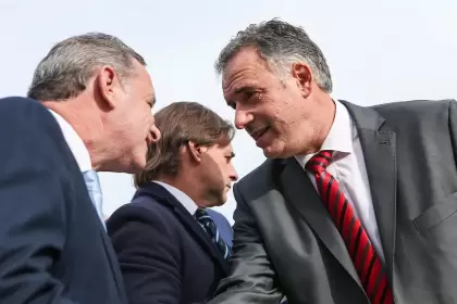 Álvaro Delgado se saluda con Yamandú Orsi
