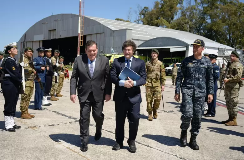El Presidente Javier Milei arribó a la Ciudad de Mar del Plata, para participar del 60° Coloquio de IDEA
El jefe de Estado fue recibido por el Int