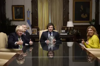 Boris Johnson, como Alberto, predicaba encierro y practicaba otra cosa.