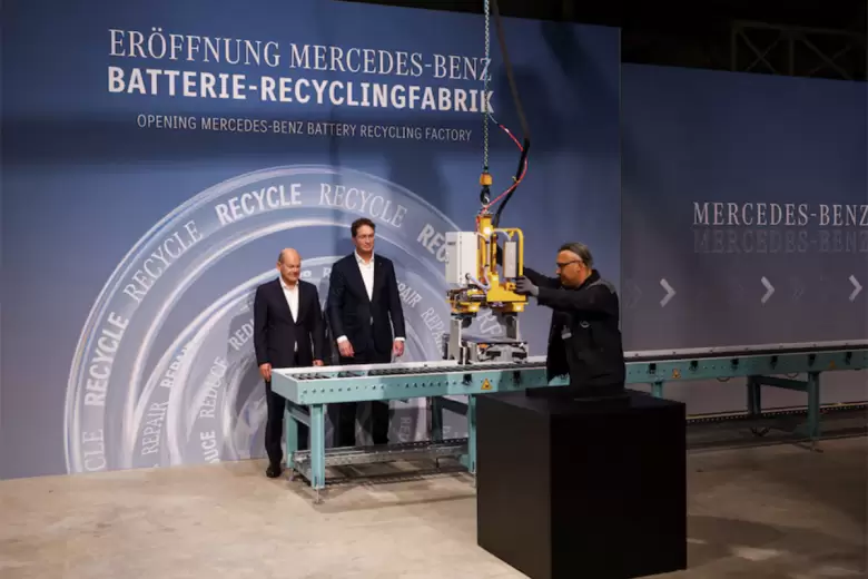 El canciller Olaf Scholz estuvo presente en la inauguración de la primera planta de reciclaje de baterías de autos eléctricos de Mercedes-Benz.