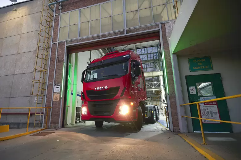 El Iveco Stralis edición limitada 55 aniversario se distingue por fabricarse sólo en Rojo Módena.