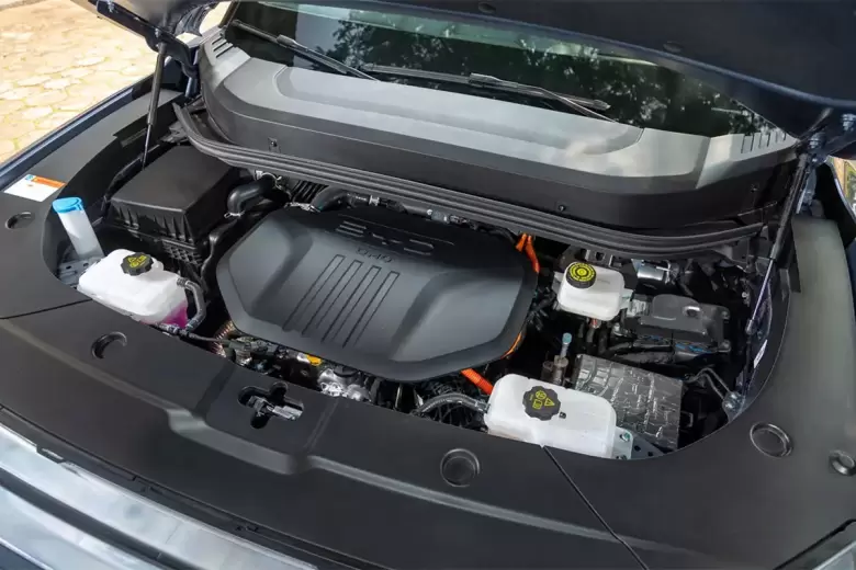 La potencia combinada alcanza los 437 cv y un par máximo de 65 kgfm, con tracción en las cuatro ruedas.