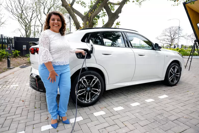 Ivana Dip, CEO & Managing Director de BMW Group Argentina, junto al iX2.