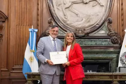 La diputada porteña Patricia Glize entregándole la distinción a Cichero