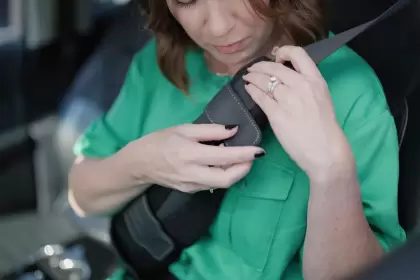 Crean un dispositivo para que mujeres con mastectomía puedan usar cómodamente el cinturón de seguridad