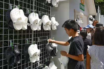 Prohíben las Crocs en las escuelas: por qué se tomó la medida y cómo impactará en la empresa