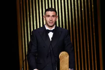 Dibu Martínez ganó su segundo Yashin consecutivo