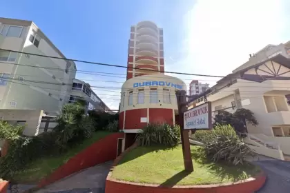 El edificio de diez pisos se desplomó en un 80%.  Hay entre siete y nueve personas atrapadas en los escombros.