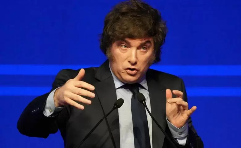 Milei criticó a Raúl Alfonsín: "Lo muestran como el padre de la democracia y fue partidario de un golpe"