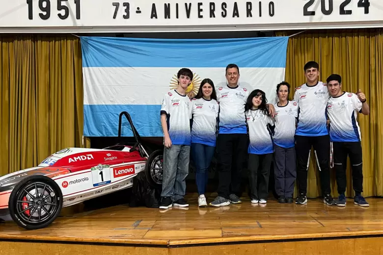El equipo del colegio Eduardo Latzina, de CABA, con referencias a Colapinto en su ropa.