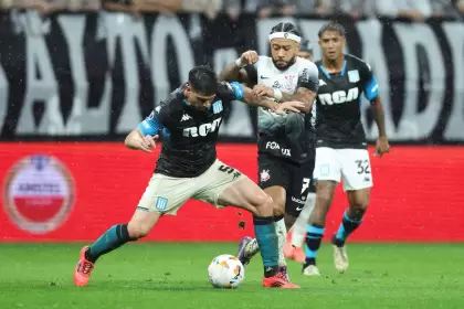 Juan Nardoni disputando la pelota con Memphis Depay, la principal figura de Corinthians