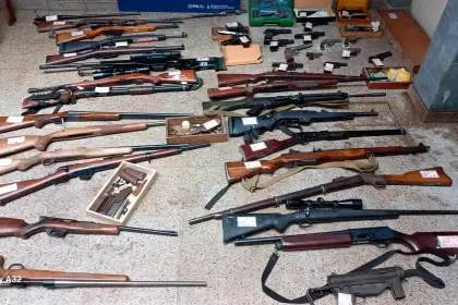 Parte del armamento decomisado