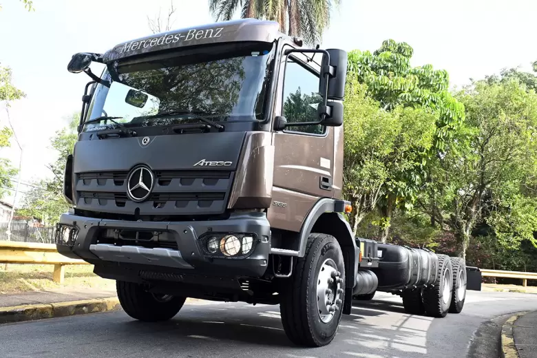 También se estrena en San Pablo el Mercedes-Benz Atego 3133.