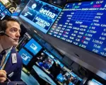 El riesgo país volvió a bajar y se coloca en el nivel más bajo en 8 años y 2 meses, a punto de empezar con 3