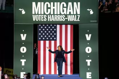 Encuesta: Harris tiene una ventaja enorme entre los estudiantes universitarios de los estados indecisos