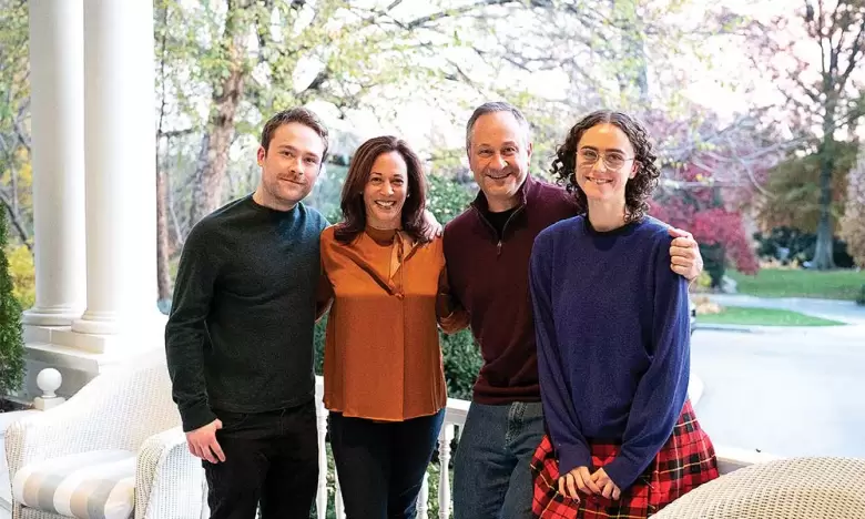 "Momala", con Doug y sus hijos.
