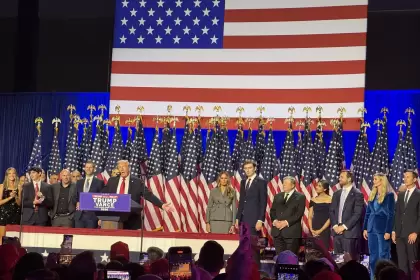 Trump, anoche, celebrando desde West Palm Beach