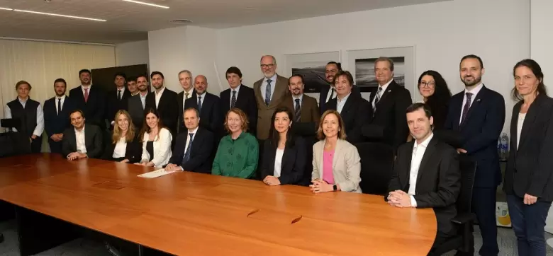La firma del acuerdo se concretó en las oficinas de Genneia.