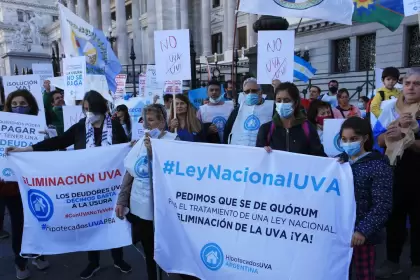 Deudores hipotecarios de créditos UVA protestan frene al Congreso.